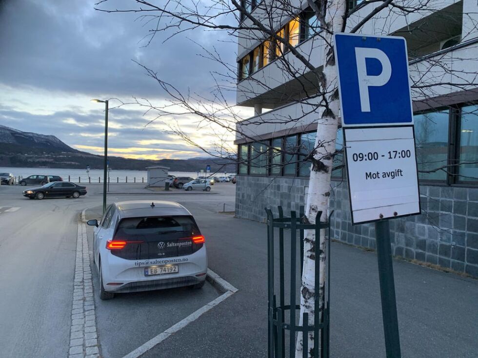 MÅ BETALE. Fra nyttår ble det innført vanlig parkeringsavgift for el-biler i Fauske sentrum.
 Foto: Frank Øvrewall
