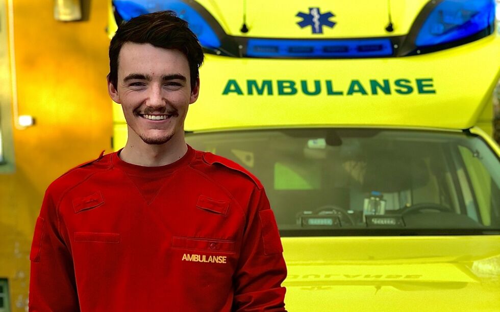 AMBULANSEARBEIDER. Emil-Andrè Andersen trives som ambulansearbeider, men drømmer om å bli sykepleier.
 Foto: Privat