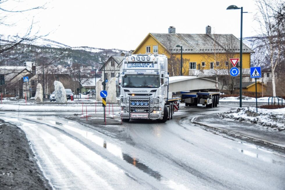 TRANSPORT. Tor Audun Paulsen på vei gjennom Fauske sentrum med takbjelke til nye Byggmakker på Hunstad i Bodø. Foreløpig er firmaet i liten grad rammet av koronakrisen.
 Foto: Tarjei Abelsen