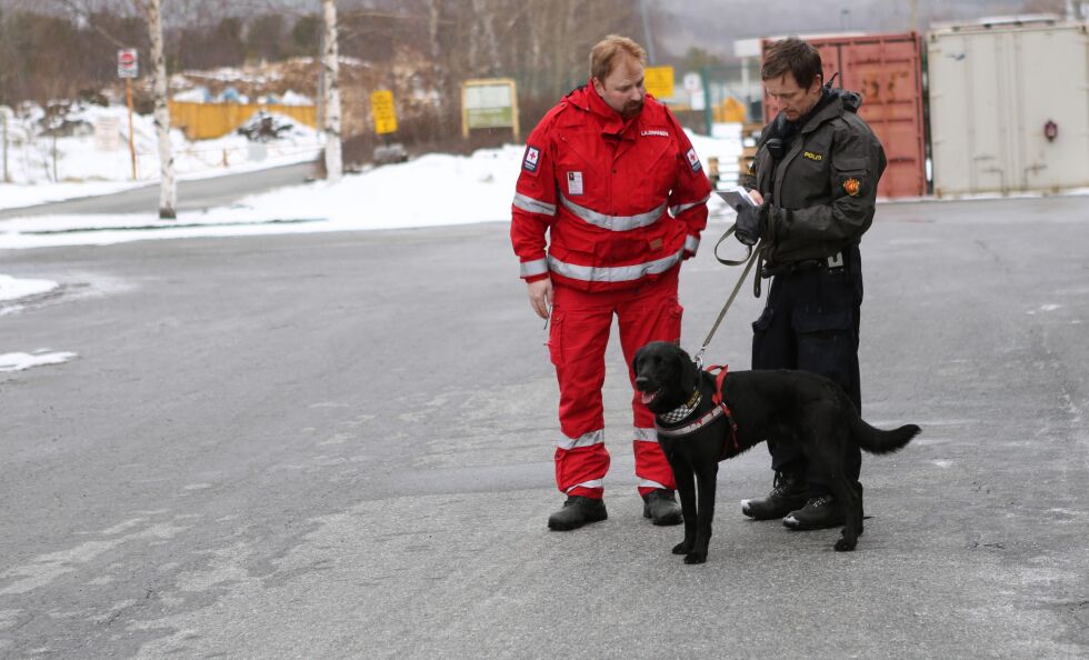 PÅ PASS. Røde kors og politi er på plass på Vestmyra. Politiet har også med seg søkehund.
 Foto: Bjørn L. Olsen