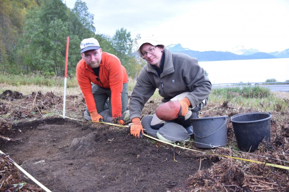 Johan Arntzen (t.v.) og Anton Murashkin er to av de fire som drev med arkeologisk utgraving der det har vært krigsfangeleir i Kalvik i Sørfold.
 Foto: Eva S. Winther