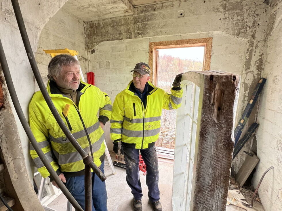 VINDUSJOBB. Jan Olsen og Bjørn A. Rognmo jobber hver eneste dag med å renovere Maskinhuset i Fagerli. For tiden er det vinduene på fasaden mot veien som har prioritet.
 Foto: Espen Johansen