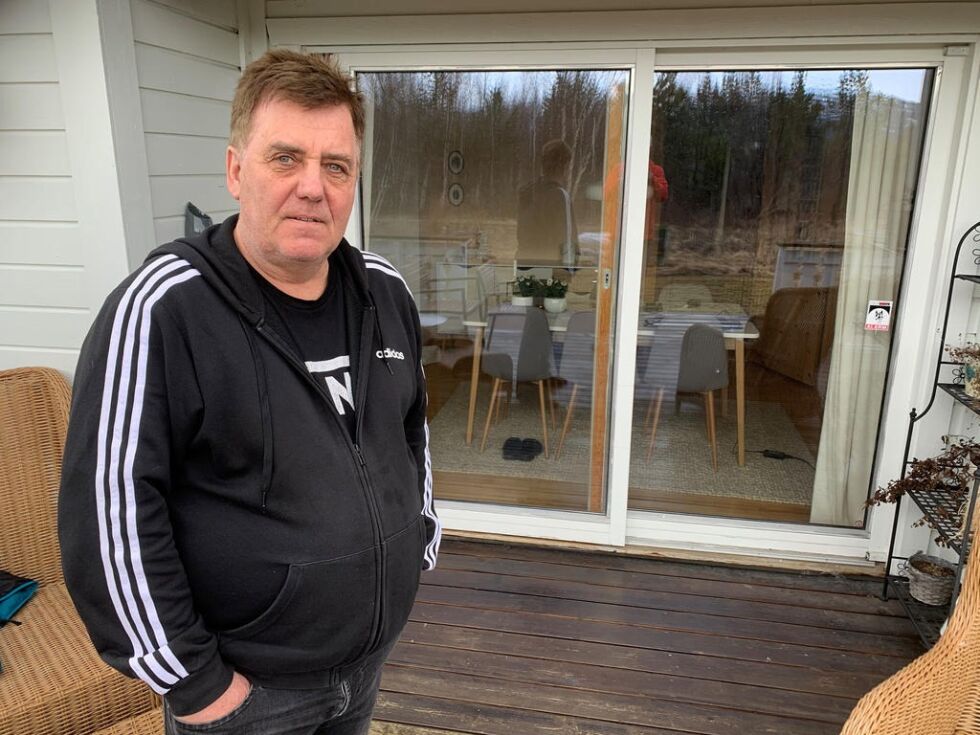 PÅ VERANDAEN. Arild Bjørnbakk på verandaen, der skuddene traff glassdøra i bakgrunnen.
 Foto: Frank Øvrewall