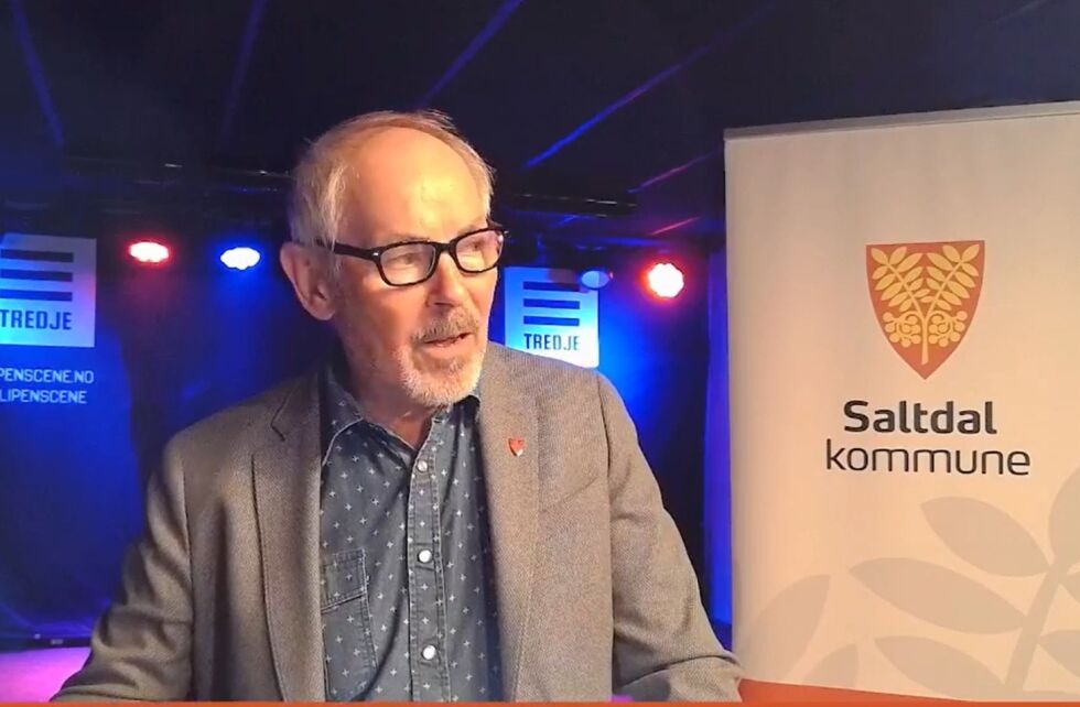 Ordfører Rune Berg i Saltdal kommune gir innbyggerne ros for å følge smittevernrådene.
 Foto: Skjermdump fra pressekonferanse