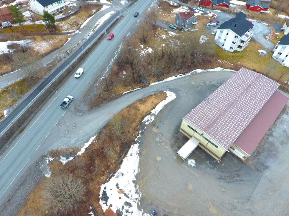 I KONFLIKT. Denne avkjørselen til dieselpumpen i Kleiva (tidligere A. Moan-bygget) er blitt en konfliktsak mellom Fauske kommune og Ess Partner.