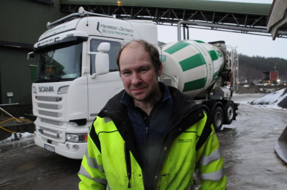 MODERNE. Daglig leder Kenneth Jensen i Hermod Jensen Betongstransport AS foran en av seks moderne betongbilene firmaet har. Foto: Frank Øvrewall