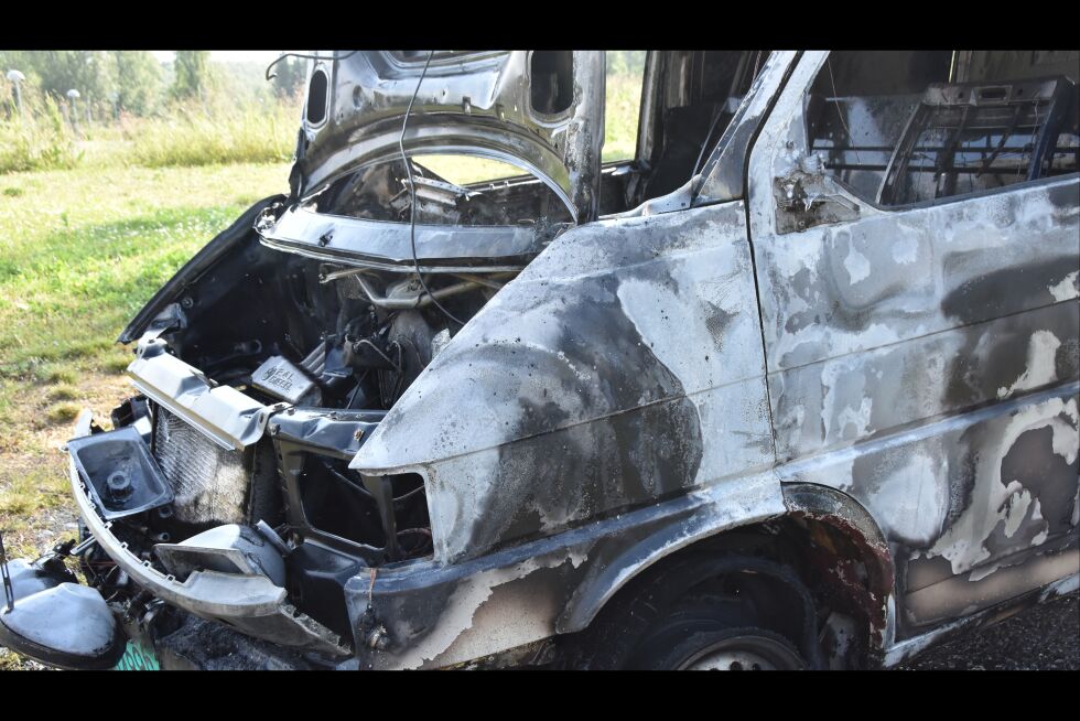 OPPBRENT. Bilen, som plutselig tok fyr mens sjåføren satt i bilen, ble ødelagt av flammene. Foto: Victoria Finstad