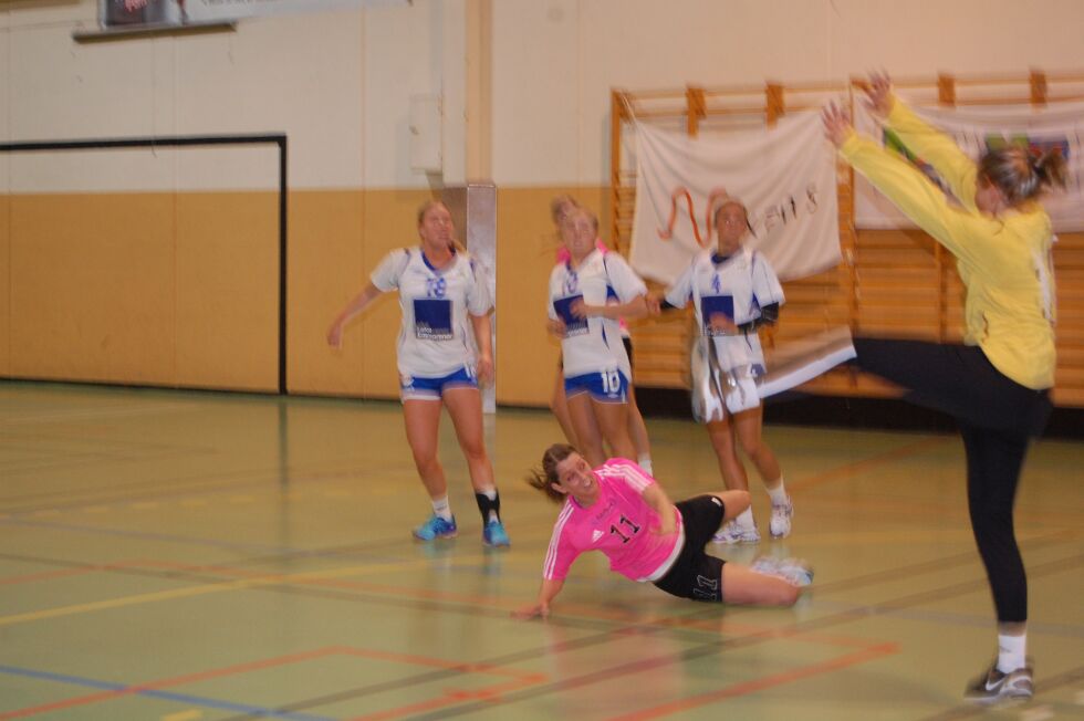 Lill Hege Paulsen har kastet seg inn og scoret ett av sine åtte mål mot Leknes.
 Foto: Stig Bjørnar Karlsen
