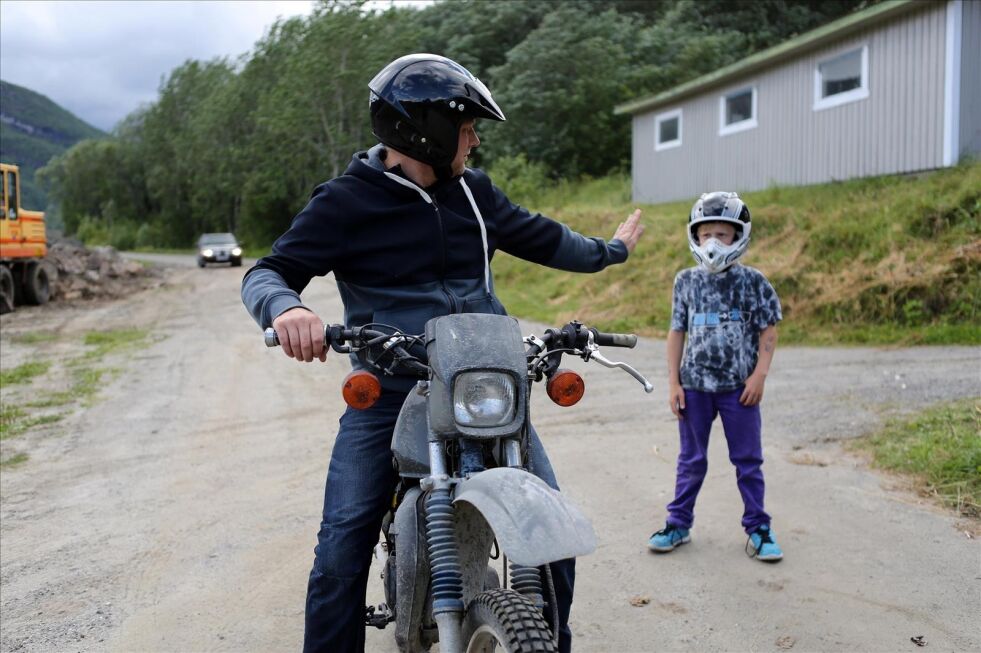 STOPP. - Fra i dag er det derfor ikke lenger lov å ha med passasjer på mopeden, sier vegvesenet. Foto: Bjørn L. Olsen