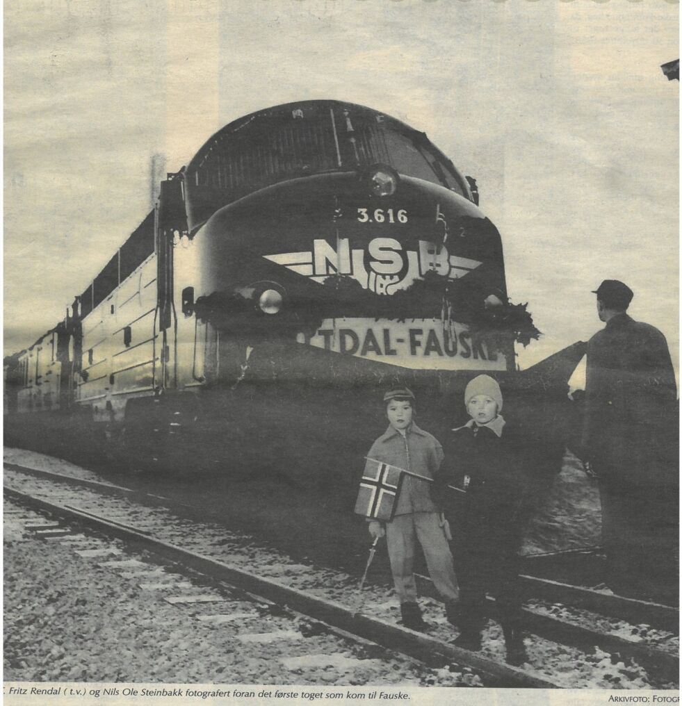 MED FLAGG. Fritz Rendal og Nils Ole Steinbakk fotografert foran det aller første toget som kom til Fauske. De var åtte år gamle.