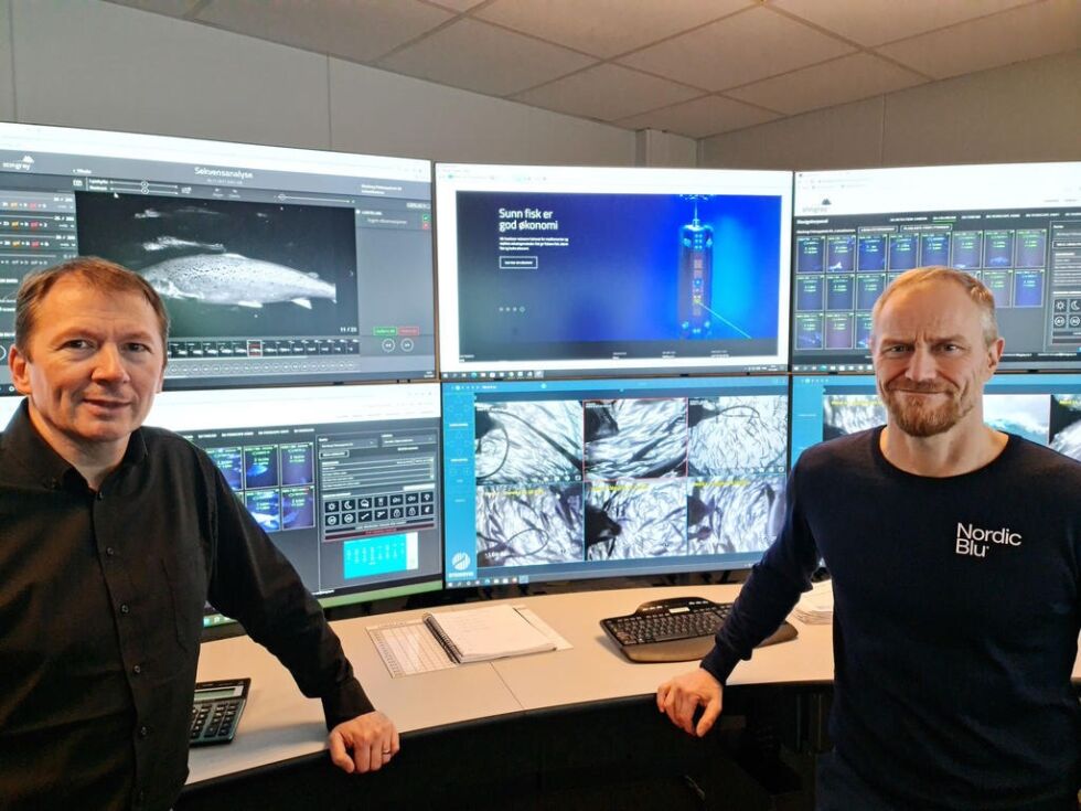KONTROLLROM. John Arne Breivik (t.v.) og Geir Wenberg i kontrollrommet hos Wenberg Fiskeoppdrett.
 Foto: John-Christian Andreassen