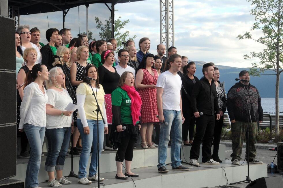 FENGENDE. Korkampen 2013 er i gang. Her synger alle korene fra Sørfold, Beiarn, Fauske og Bodø den fengende låta «Some Nights» av Fun. Foto: Frida Kalbakk