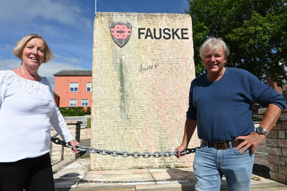 JUBILEUM. For 30 år siden besøkte kongen Saltdal og Fauske. Det var under dette besøket at denne steinen fikk sin signatur. Anne Stenhammer og Stig Bjørnar Karlsen husker besøket godt.
 Foto: Øyvind Finnevolden