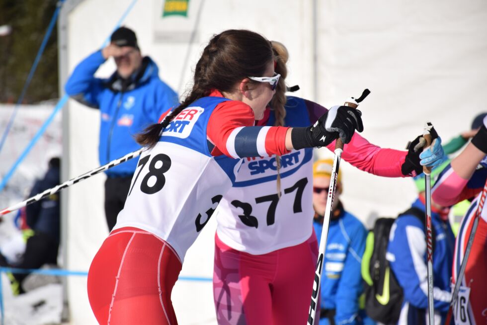 STAFETTGULL. Ingrid Mathisen (t.v.) og Christina Rolandsen gikk seg til gullplass på stafetten under siste dag i NNM i Bodø. Bildet er fra lørdag da jentene gikk inn til 2. og 3. plass på fellesstarten.
 Foto: Frida Kalbakk