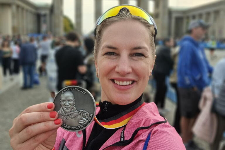 FORNØYD. Anette Skjelstad Hüttepohl fra Saltdal er fornøyd med egen gjennomføring og full av ros til arrangøren etter Berlin Marathon.
 Foto: Privat