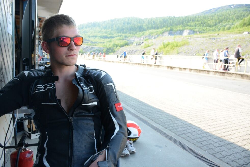 SER FRAMOVER. Lasse Pedersen har bestemt seg for å ta en sesong til i Superstock 600-klassen - med ny sykkel og frisk skulder. Om en måned setter han kursen mot Karlskoga og treningsleir. Arkivfoto: Helge Simonsen