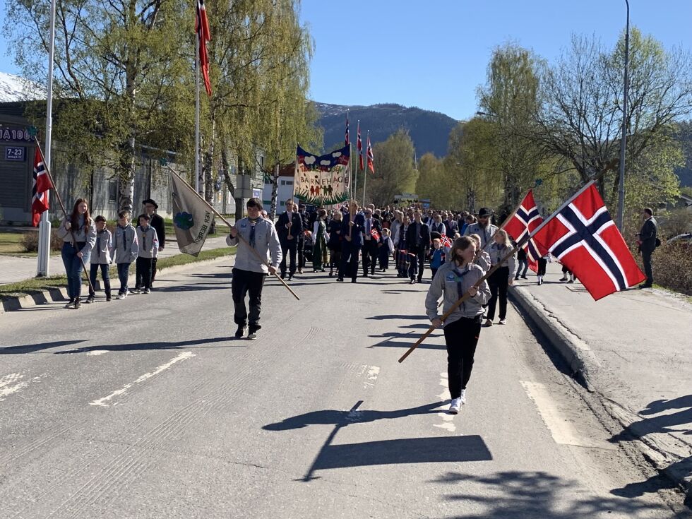 I år kan man nok droppe både paraply og stillongs på 17. mai. Bildet er fra Rognan i 2019.
 Foto: Sverre Breivik