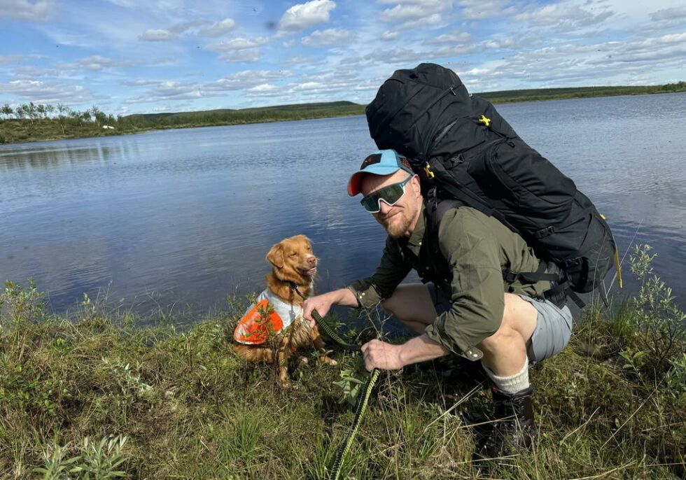 TRIVES PÅ TUR. Geir Wenberg og Mutti storkoser seg på tur, og har kommet fram til Kautokeino på Finnmarksvidda
 Foto: Privat