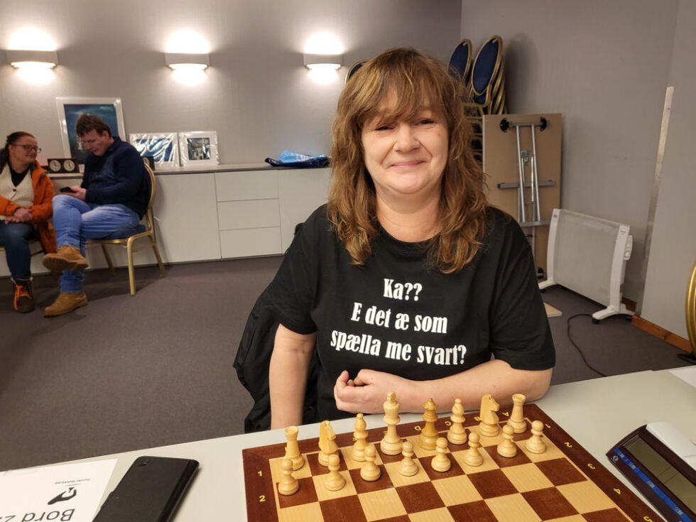 ENESTE KVINNE. Hilde Nohr var eneste kvinnelige spiller i på helgens sjakkturnering på Fauske.
 Foto: Alle foto: Stig Bjørnar Karlsen