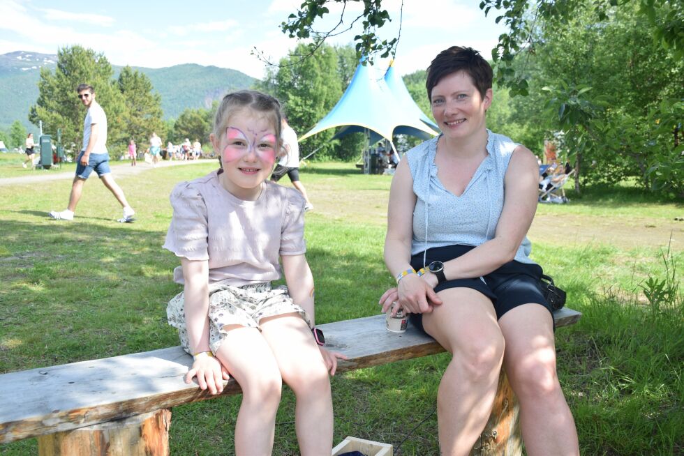 Ea Emilie (7) og Synnøve Vassbotn fra Rognan storkoste seg på Sommerblå-festivalen.
 Foto: Eva S. Winther