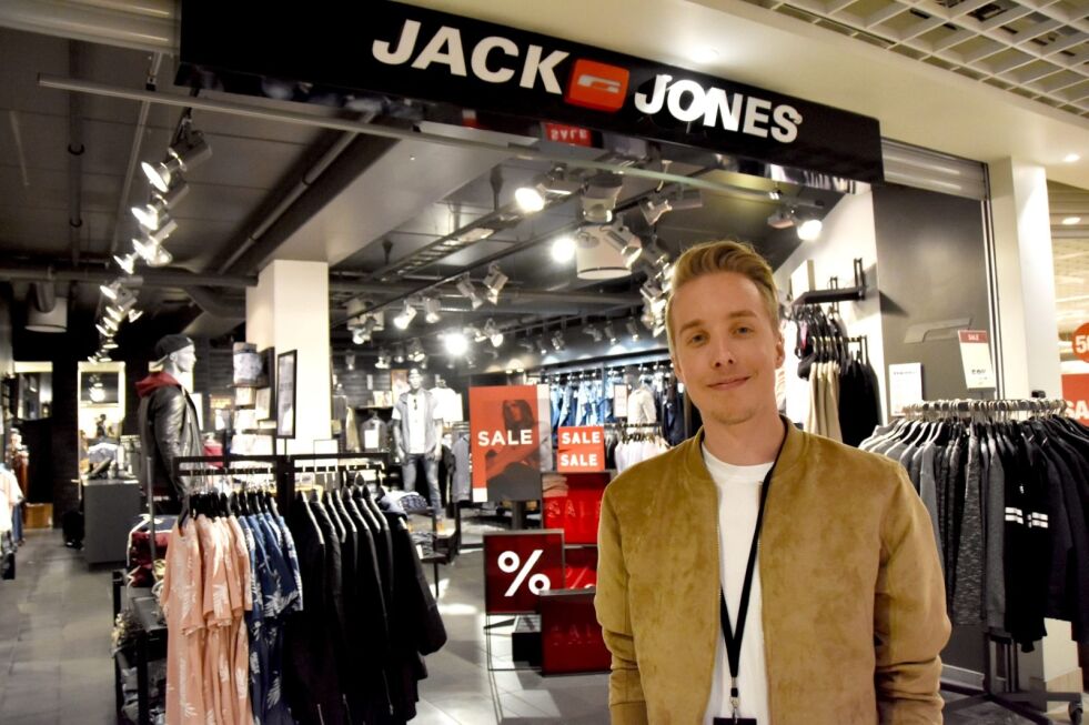 DRØMMEJOBBEN. William Marklund (24) fra Skellefteå har overtatt som butikksjef på Jack & Jones på Amfi. Han har drømt om å drive egen butikk fra han var tenåring og nå er drømmen gått i oppfyllelse. Foto: Victoria Finstad