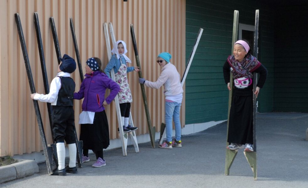 MER AKTIVITET. Barna ved Erikstad skole markerte grunnlovsjubileet ved å gjøre aktiviteter som er typisk for gamle dager. De syns selv at de ble mer aktive. Her er det Marie Fagerheim som prøver styltene. Foto: Maria Trondsen
