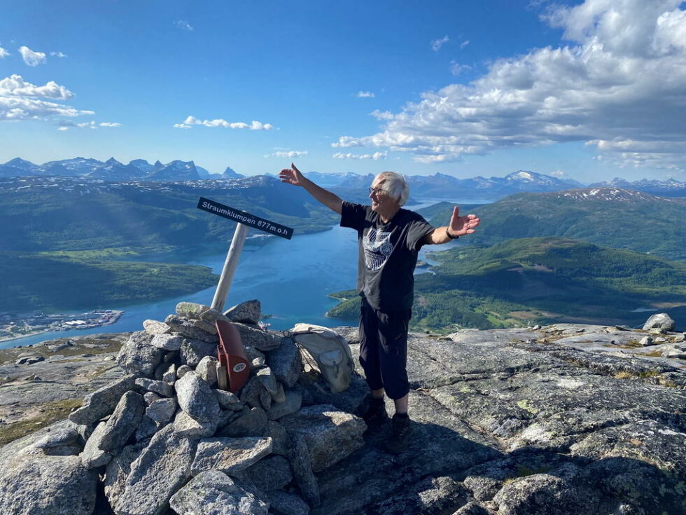 PÅ TOPPEN. Vidar Natvig (87) er opprinnelig fra Kvitblik og fikk oppfylt en gammel drøm sist søndag med å gå til toppen av Straumklumpen. - Dette er et utrolig mål for meg, sier han. Alle foto: Eva S. Winther