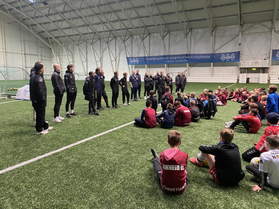 STOR DELEGASJON. Bodø/Glimt tok turen med spillere, trenere og ansatte i administrajsonen for å spre inspirasjon og dele kunnskap i SKS Arena.
 Foto: Fauske/Sprint