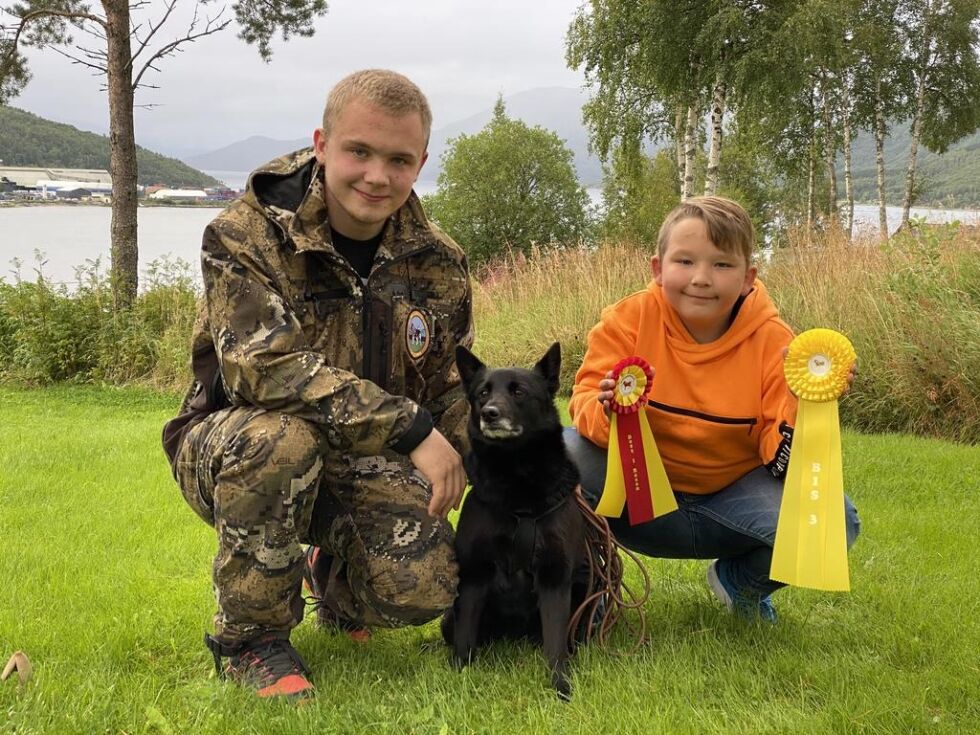 GOD PÅ HUND. Brødrene Nikolai (17) og Viktor (9) Fagerbakk Larsen fra Straumen har gjort det bra på konkurranse og utstilling med hunden Mira.
 Foto: Eva S. Winther
