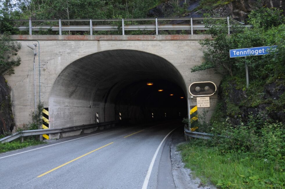 KRASJET I TUNNELEN. En motorsyklist krasjet inn i en bil i Tennfloget tunnel i Sørfold mandag.