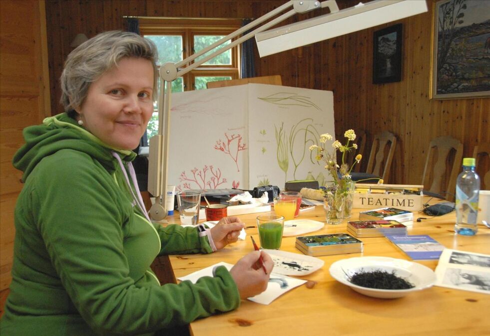 I KUNSTNERENS HULE. Billedkunstneren Gry Hege Johansen er en glad mottaker av Beiarstipendet, særlig siden hun jobber med temaet planter både på land og i vann. Hun skal oppholde seg i Beiarn i tre uker, og skal bo og arbeide i Klokkergården. Foto: Maria Trondsen