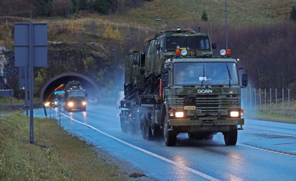 UT PÅ TUR. Forsvaret skal ferdes langs E6 i Indre Salten mandag. Det fører til stengte veier på strekningen.
 Foto: Torbjørn Kjosvold/Forsvaret