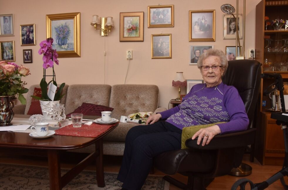 FLOTT 100-ÅRING. Ingeborg Pauline Haugen fyller 100 år i dag. Hun har mye interessant å fortelle i fra et langt og aktivt liv. Hun klarer seg selv i omsorgsboligen på Fauske. Foto: Sylvia Bredal