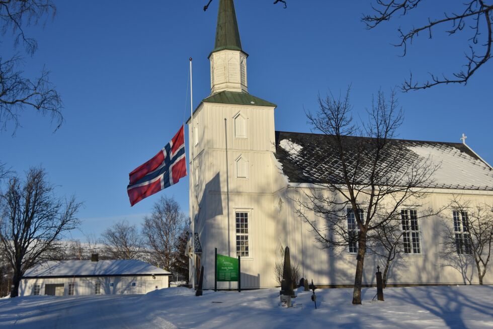 ÅPENT. Fauske  kirke holdes åpen i forbindelse med at to unge menn fra Fauske omkom i en dødsulykke torsdag morgen.
 Foto: Tarjei Abelsen