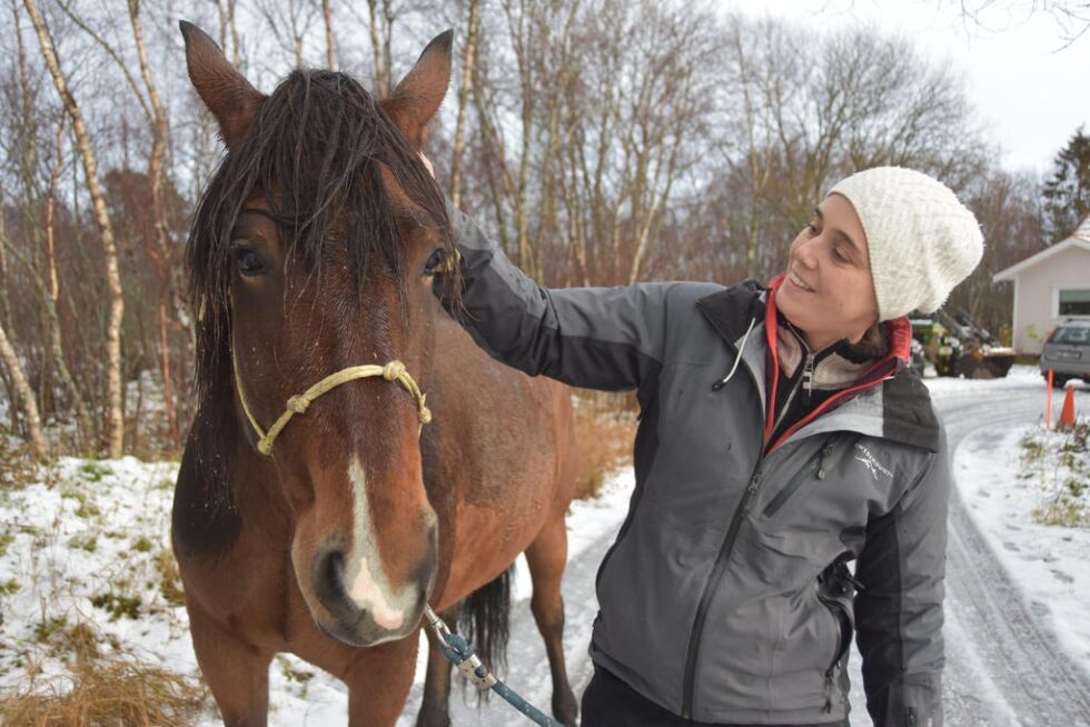 LEVER UT DRØMMEN. I Valnesfjord har Aurelia realisert både drømmen om egen hest og nå har hun startet opp egen arbeidsplass. Saltilpasser Perfect-Fit-Simmenes.
 Foto: Sylvia Bredal