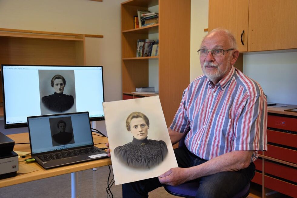 REPRODUSERT. Inge Strand viser frem et gammelt portrettfotografi som er reprodusert ved avfotografering.
 Foto: Lars Olav Handeland