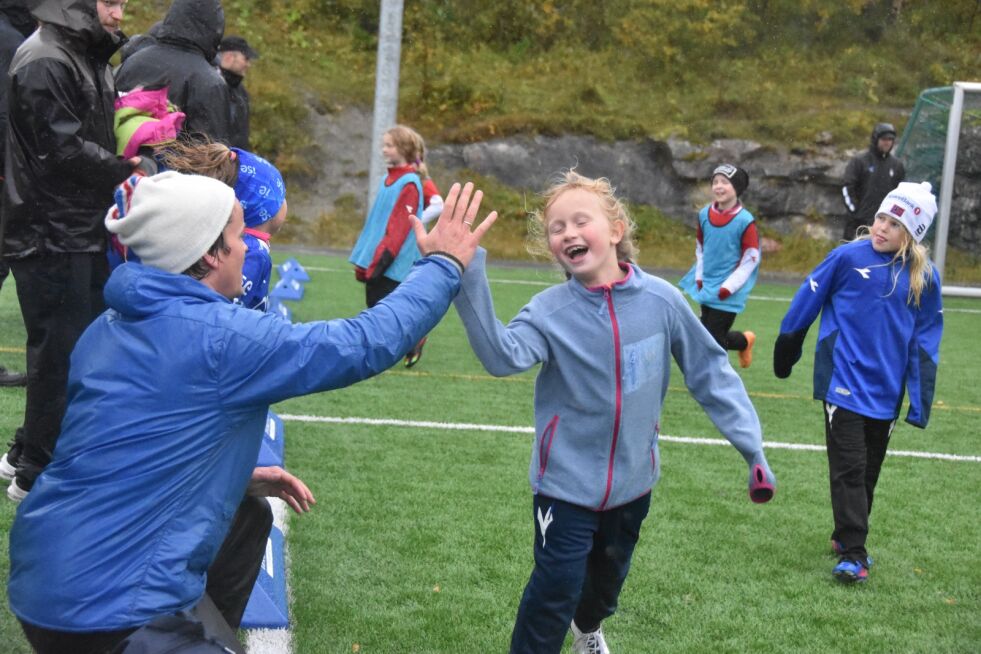 Så glad blir en etter ei skåring. Anie Alexandersen på Fauske Sprint løper bort til treneren.
 Foto: Sylvia Bredal