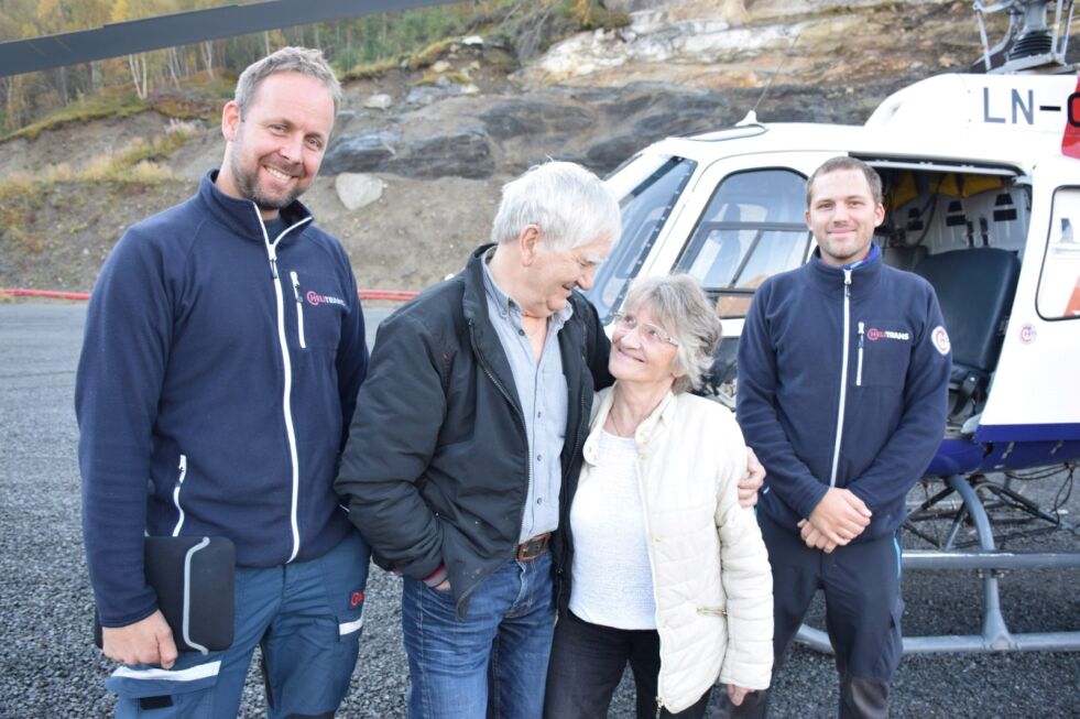 GLAD FOR GAVEN. Steinar Johansen (73) og kona Gretha (70) var storfornøyd med helikopterturen de fikk i gullbryllupsgave. Her sammen med flyverne Marius Akerholt (t.v.) og Marius Boge fra Helitrans. Alle foto: Eva S. Winther