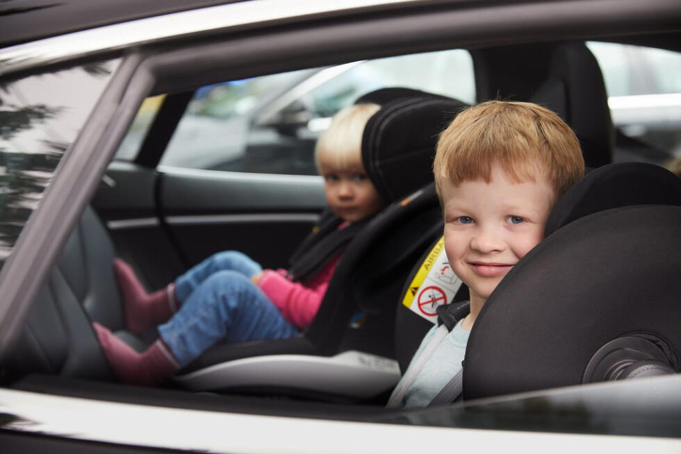 TRYGGE BARN. Disse barna er korrekt sikret i bil, men ikka alle er like gode til å gjøre det rett, ifølge Statens vegvesen.
 Foto: Morten Brakestad