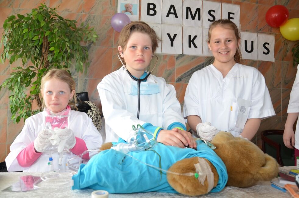 ALT FOR BAMSEN. Astrid (7), Jonas (10) og Aurora (10) sørget for at Saltenpostebamsen fikk nødvendig pleie på bamsesykehuset.
