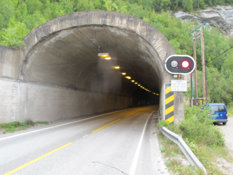 Det er for mye gass i tunnelene mellom Fauske og Saltdal og de er stengt i perioder, melder politiet på fredag.
 Foto: STENGT.