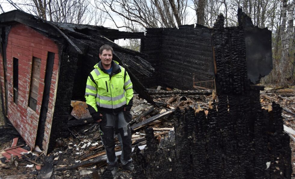 BEKYMRET. Stig-Anders Johansen er bekymret etter flere brannstiftelser i et uthus rett overfor hans eget hus. Foto: Linn Braseth-Gulliksen
