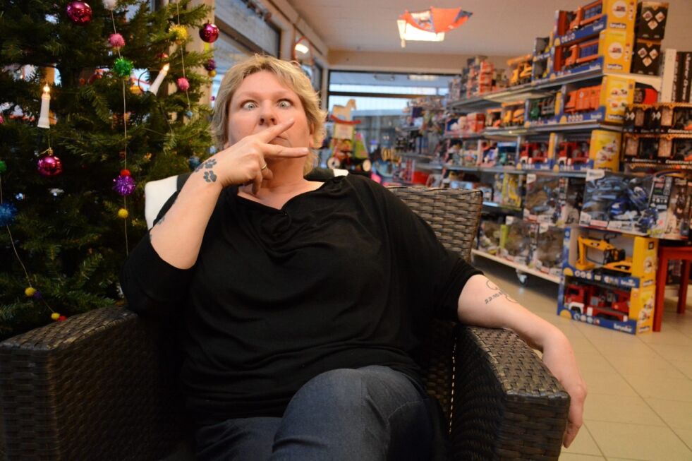 PÅ RETT STED. Hanne Rørvik har hatt lyst til å drive lekebutikken på Rognan i lang tid. Nå har hun endelig fått muligheten, og stortrives som sjef blant leker og unger som gleder seg til jul. Foto: Helge Simonsen