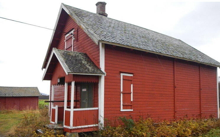 SELGES. Slik så Stemland skole ut i 2013. Nå får grunneier Viggo Stemland kjøpe den for én krone fra Fauske kommune. I bakgrunnen er uthuset som hører til.
 Foto: Skjermdump Fauske kommune