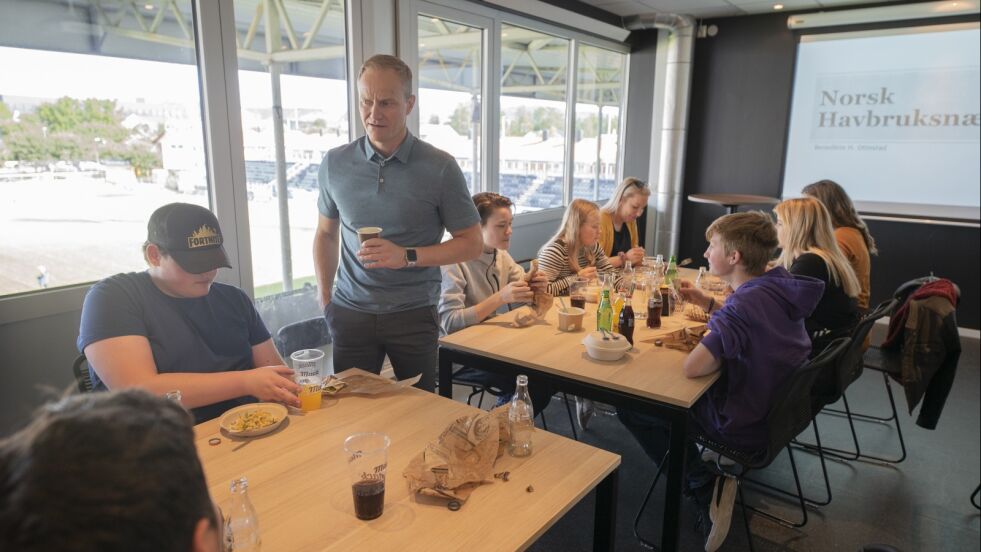 Elever ved en skole i Bodø fikk prøvesmake laksemåltider som skal serveres på Aspmyra i kveld. Her er Geir Wenberg i Salten Aqua som sponser laksen.
 Foto: Salten Aqua
