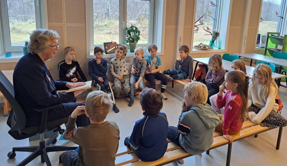 LESESTUND. Elevene i 2.klasse ved Valnesfjord skole satt stor pris på å få besøk av den pensjonerte lærerinnen.
 Foto: Heidi Myrvoll