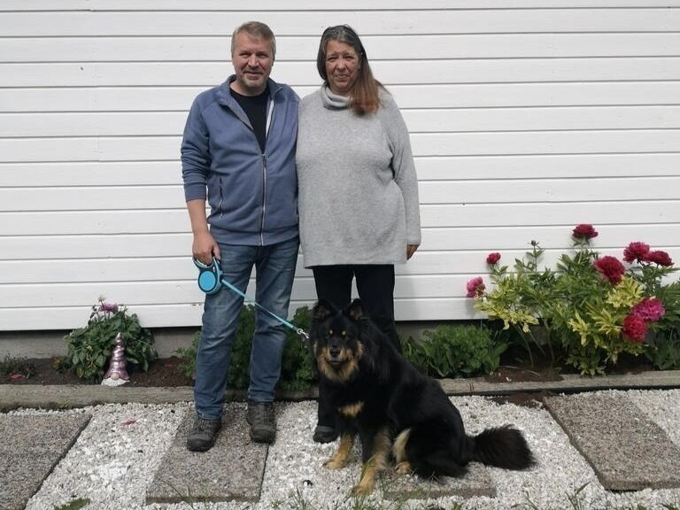STIFTET SELSKAP. Svein Martin Bækkevold og Eva Borgan skal overta drifta av nærbutikken i Mørsvik. Her er de sammen med Olli, den finske lapphunden deres.