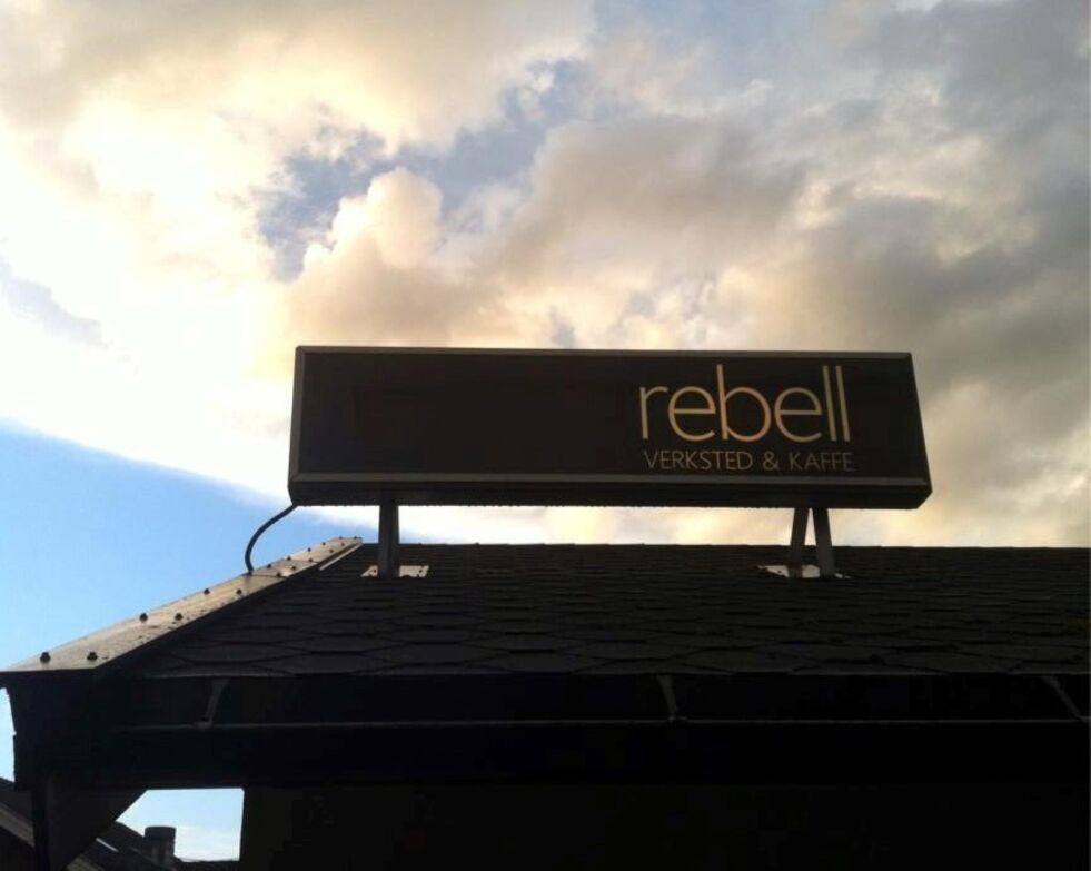 PÅ PLASS. Lokalene til Rebell ligger gunstig plassert midt i sentrum av Rognan, der interiørbutikken var før.