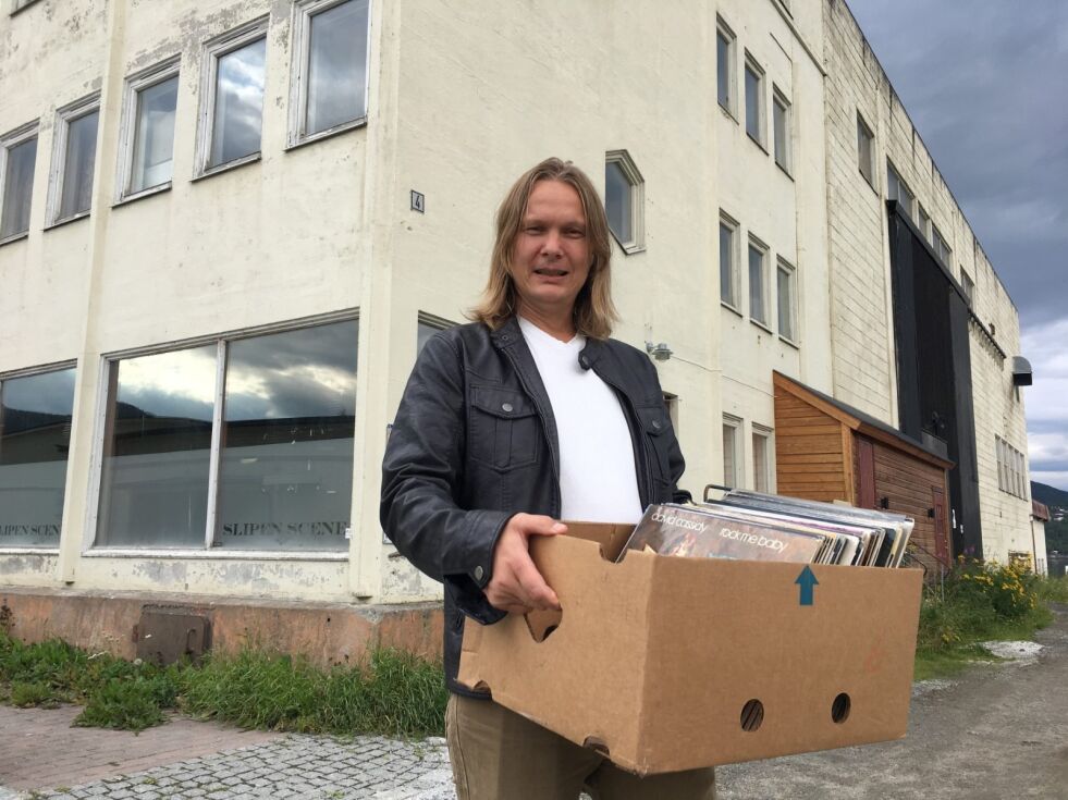 EN MESSE FOR ALLE: Geir Testad er frelst på vinylplater for andre gang i livet, og håper så mange som mulig tar turen innom platemessa på Slipen under Rognandagan neste helg. Foto: Helge Simonsen