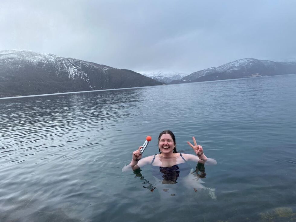 BADEGLEDE. Linn Synnøve Normann Godtfredsen har badet ute året rundt i tre år. Nå har hun startet en egen Facebook-gruppe for å inspirere andre til å prøve kaldbad. Her tester hun badetemperaturen i fjorden Sørfolda.